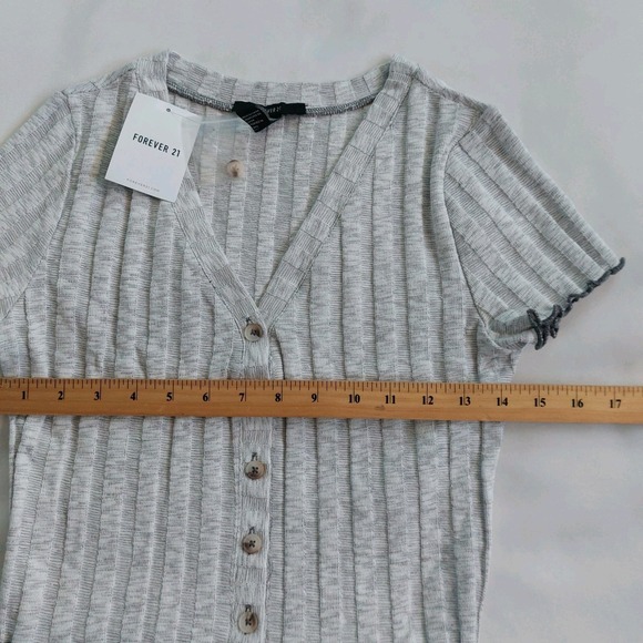Forever 21 Woman's Heather Gray Ribbed Button Front Crop Top Size Medium - Picture 2 of 5